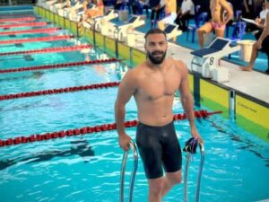 مدال‌آوری در رشته شنا/ صفدری‌نیا بدون قایق به آب زد