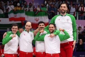 مردان و زنان والیبال نشسته سه مازنی دارند